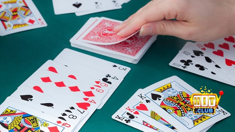 Bộ bài Tây 52 lá là công cụ chính của trò chơi Tá Lả